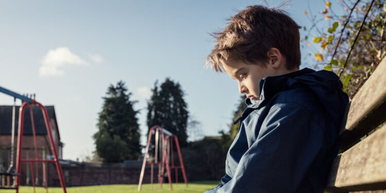 Children of very young mothers show more behavioral problems and lower cognitive performance