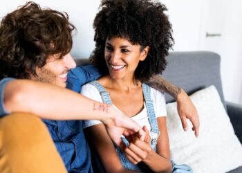 Privacy vs Transparency in Relationships: How to Get on the Same Page